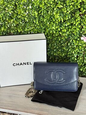 Excellent condition Chanel WOC Navy blue Caviar Leather